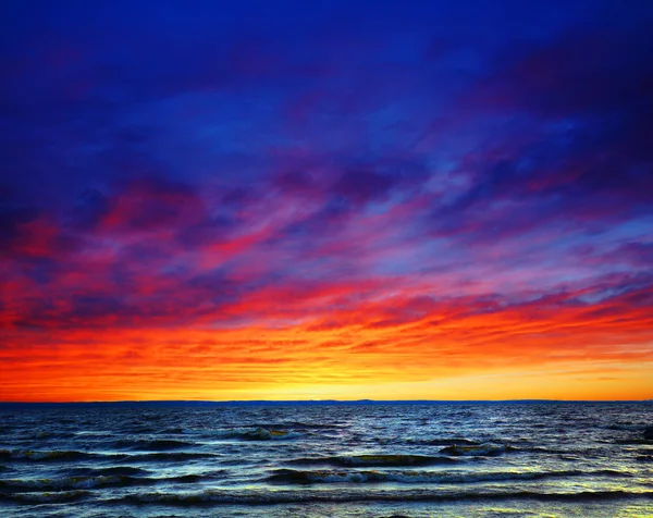 Prachtige zonsondergang boven de zee — Stockfoto