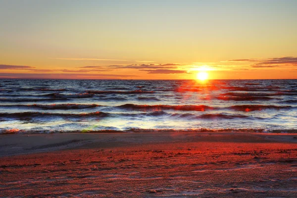 Matahari terbenam di pantai — Stok Foto