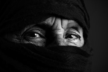 Müslüman kadın b&w kıdemli