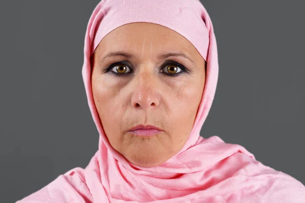 Muslim de meia idade em cachecol rosa — Fotografia de Stock