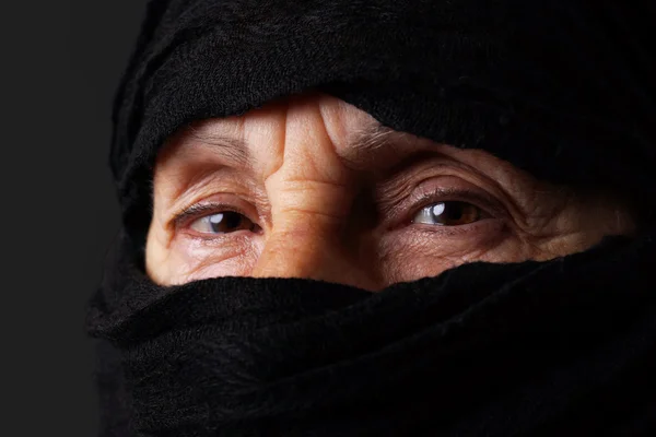 Ältere Muslimin starrt in die Augen — Stockfoto