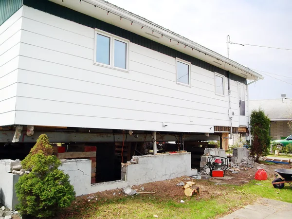 House lifted off its foundation — Stock Photo, Image