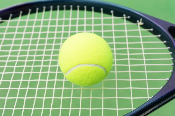 Pelota de tenis y raqueta — Foto de Stock