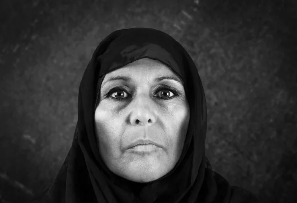 Dramatic muslim woman in bw — Stock Photo, Image