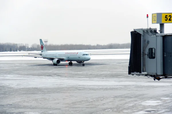 Aereo Air Canada su asfalto ghiacciato — Foto Stock