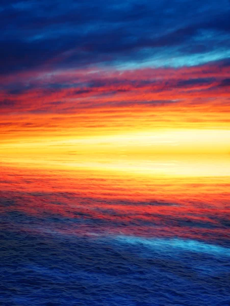 Fantastisk solnedgång och vatten eftertanke — Stockfoto