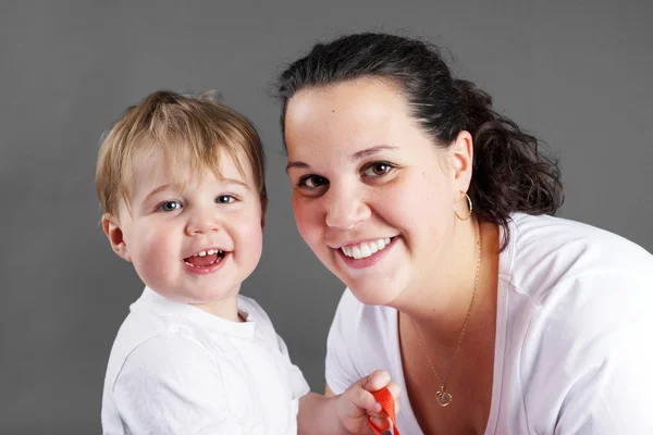 Mère et petit garçon souriant — Photo