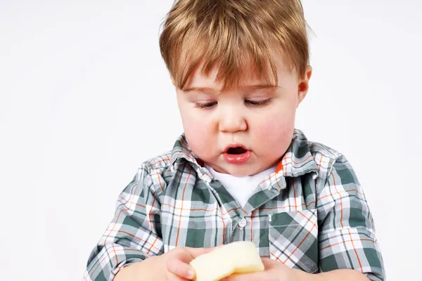 Kleine jongen en spons — Stockfoto