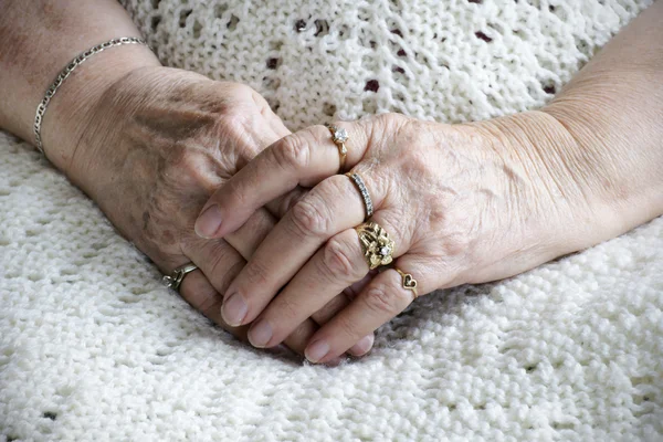 Senior vrouw handen — Stockfoto