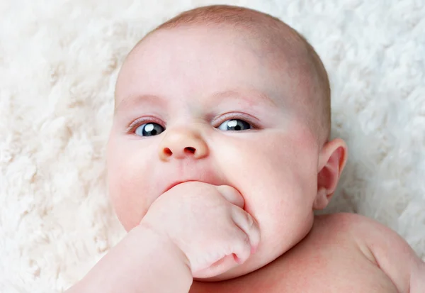 bebeğin ağzına yumruk ile