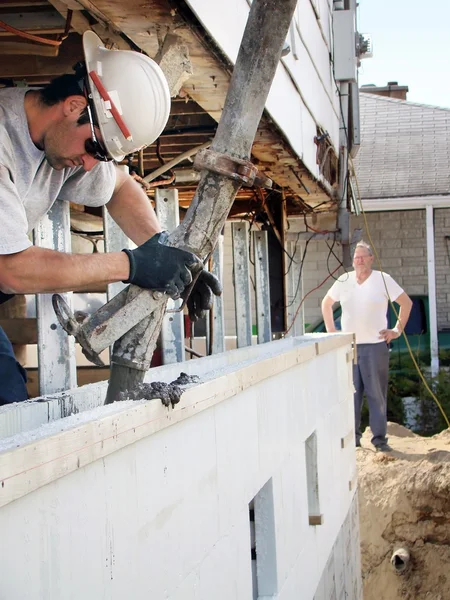 Beton in Styroporfundament gießen — Stockfoto