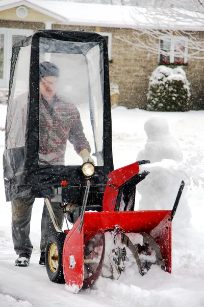 Hombre usando soplador de nieve — Foto de Stock