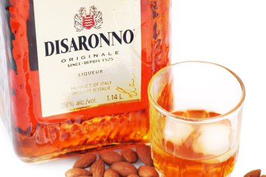 Amaretto içki camlı