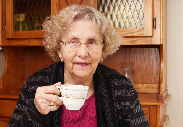 Seinor donna con tazza di tè — Foto Stock