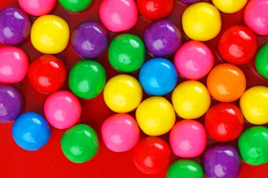 üzerinde kırmızı seramik gumballs