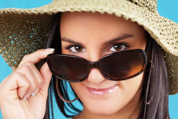 Mujer mirando gafas de sol — Foto de Stock