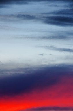 dramatik kırmızı günbatımı dikey