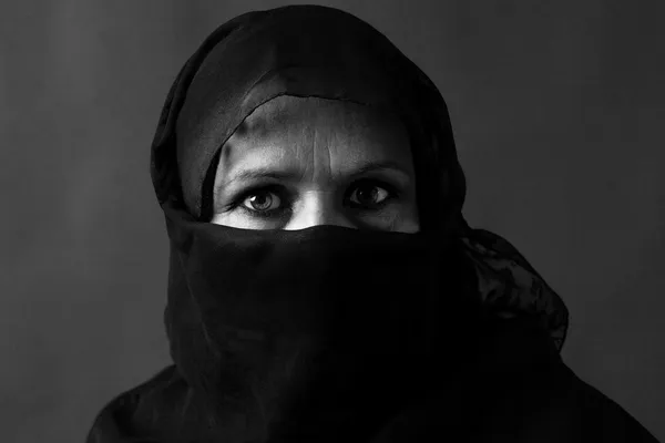 Muslim woman black and white — Stock Photo, Image