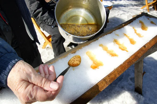 Making maple toffee — Stock Photo, Image