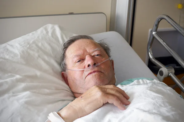 Hombre en cama de hospital — Foto de Stock