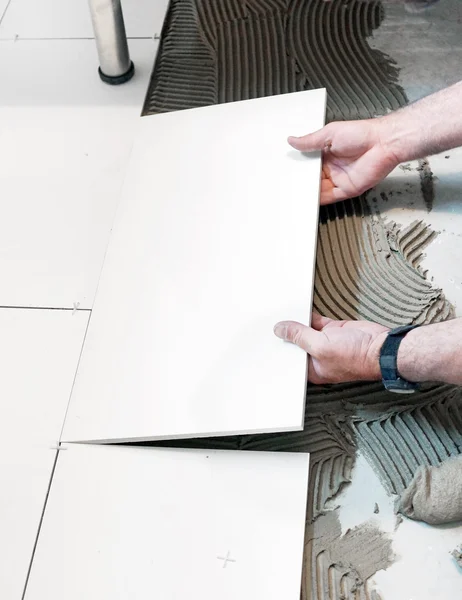 Laying down floor tiles — Stock Photo, Image