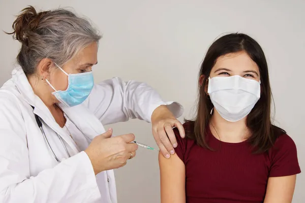 Teenager Girl Being Vaccinated Covid Concept — Stock Photo, Image