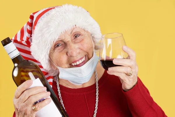 Lucu Minum Anggur Nenek Natal Dengan Masker Covid — Stok Foto