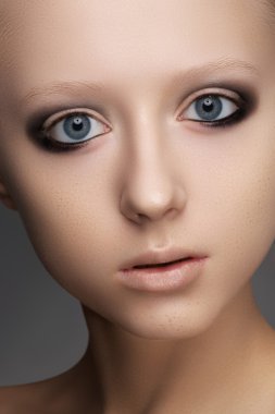 portre çekici model yüz moda vecih ile güzellik portresi. koyu kahverengi dumanlı makyaj ve bej dudak makyaj gözleri. akşam stili