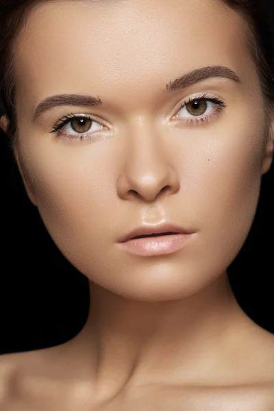 Spa, hudvård, wellness, hälsa & tan. närbild porträtt av vacker kvinnlig modell ansikte med renhet hälsa hud & ljus make-up på svart bakgrund. — Stockfoto