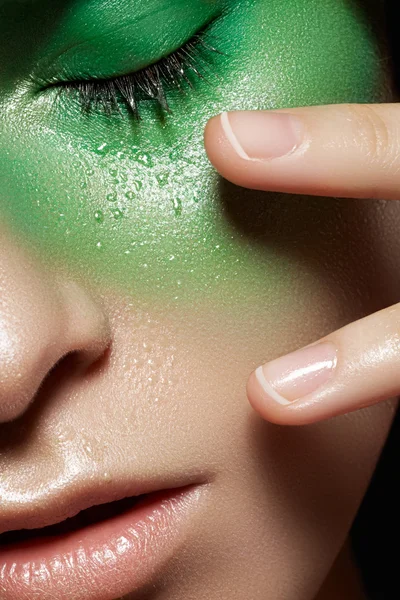 Bellezza close-up ritratto di bella donna modello viso con meravigliosa freschezza moda verde make-up — Foto Stock