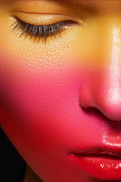 Retrato de close-up de beleza de rosto de modelo de mulher bonita com maquiagem multicolorida de moda criativa mágica. Pintura facial, cosméticos, beleza e maquiagem . — Fotografia de Stock