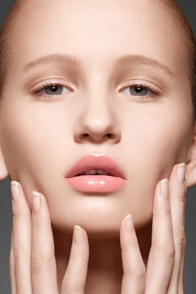 Maquillaje y cosméticos, manicura. Retrato de primer plano de hermosa cara modelo mujer con la piel limpia, labios brillantes completos. Belleza natural del cuidado de la piel, piel suave y limpia, manicura francesa — Foto de Stock