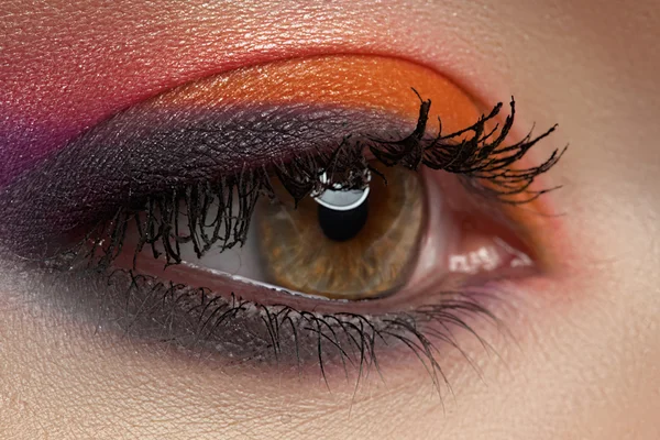 Macro de hermoso ojo femenino con maquillaje brillante. Cosméticos y visajes —  Fotos de Stock