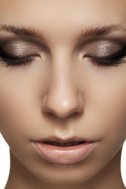portre çekici model yüz moda vecih ile güzellik portresi. dumanlı göz makyajı ve bej dudak makyaj, mükemmel yüz tonu, güzel kaşlar. akşam şehvetli tarzı