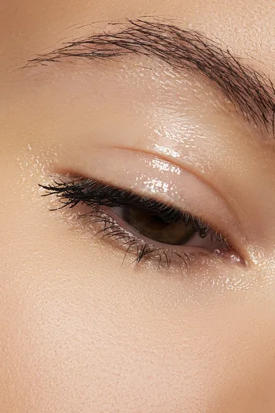 Gesundheitswesen und Kosmetik. Teil des weiblichen Gesichts. Nahaufnahme des Auges einer Frau mit natürlichem Make-up. Feuchtigkeitsgel auf dem Augenlid — Stockfoto