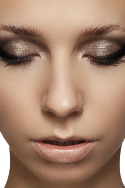 Closeup πορτρέτο ομορφιά του προσώπου ελκυστικό μοντέλο με visage μόδας. καπνιστή μάτια μακιγιάζ και μπεζ χείλη μακιγιάζ, τέλειο πρόσωπο τόνος, όμορφα φρύδια. αισθησιακό στυλ βράδυ — Φωτογραφία Αρχείου