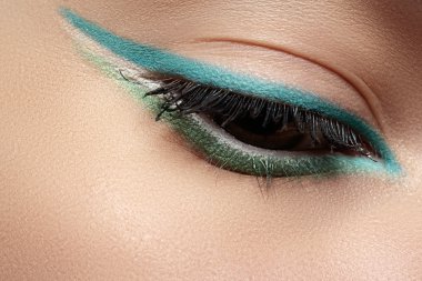 Elegance moda trendi nane renkleri göz farı ve göz kalemi güzel kadın göz close-up. güzel kadının yüz parça makyaj ile makro çekim. Kozmetik, güzellik ve makyaj