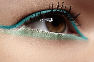 Elegance moda trendi nane renkleri göz farı ve göz kalemi güzel kadın göz close-up. güzel kadının yüz parça makyaj ile makro çekim. Kozmetik, güzellik ve makyaj