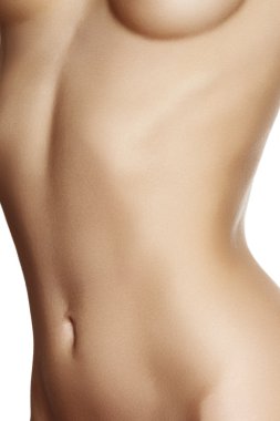 Güzel ince gövde. Temiz sağlıklı cilt, düz bir karın ile şehvetli kadın şekli. Spa güzellik vücut parçası. Sağlıklı yaşam, diyet ve fitness. Güneş sıcak kadın şekillerle