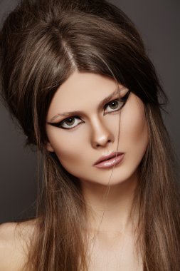 Sağlık, güzellik, sağlık, saç bakım, kozmetik ve makyaj. Güzel moda saç modeli. Kadın model parlak düz uzun saç ve moda doğal makyaj ile. Seksi kız