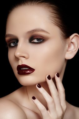 koyu Makyajlı kadın genç moda portre