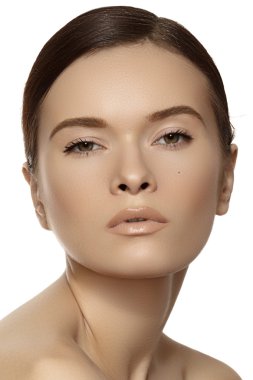 kalıcı makyaj & kozmetik, manikür. güzel bir kadın modeli yüz beyaz zemin üzerine temiz bir cilt portre portre. Doğal Cilt Bakımı Güzellik, temiz yumuşak deri, manikür