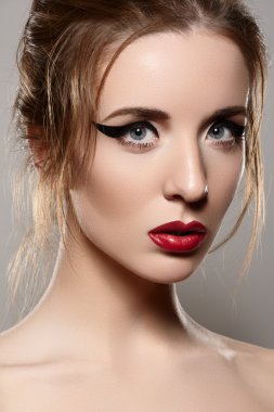 lüks kadın modeli gri arka plan üzerinde koyu akşam gözler makyaj ve kırmızı dudaklar