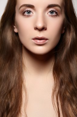 seksi kadın moda makyaj, güzel parlak uzun saç ve cilt sağlığı modeliyle. şehvetli glamour stili