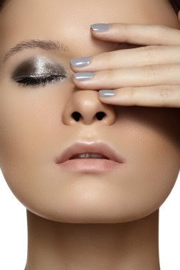 Spa, güzellik, Cilt Bakımı, sağlık & sağlık. Glamour yakın çekim portre saflık sağlıklı cilt & gümüş makyaj ve gri manikür ile güzel bir kadın modeli yüz. soğuk kış christmas makyaj