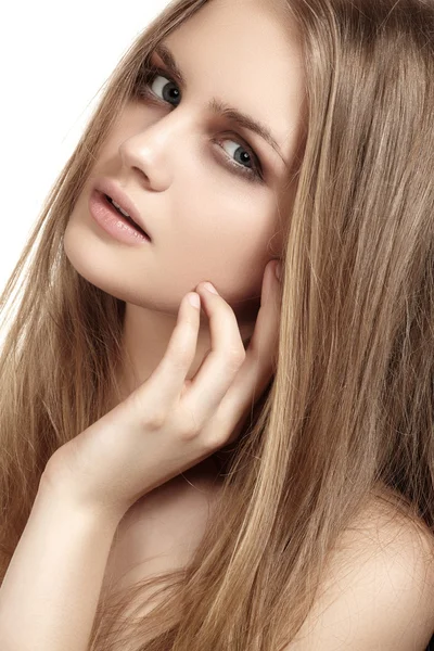 Sağlık, güzellik, sağlık, saç bakım, kozmetik ve makyaj. Güzel moda saç modeli. Kadın model parlak düz uzun saç ve moda doğal makyaj ile. Seksi kız