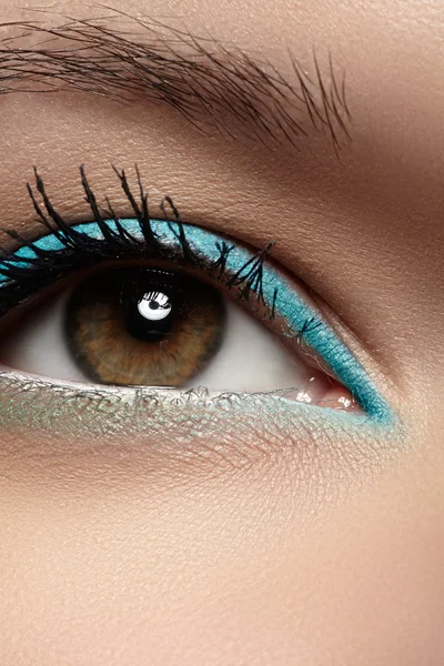 Elegance moda trendi nane renkleri göz farı ve göz kalemi güzel kadın göz close-up. güzel kadının yüz parça makyaj ile makro çekim. Kozmetik, güzellik ve makyaj