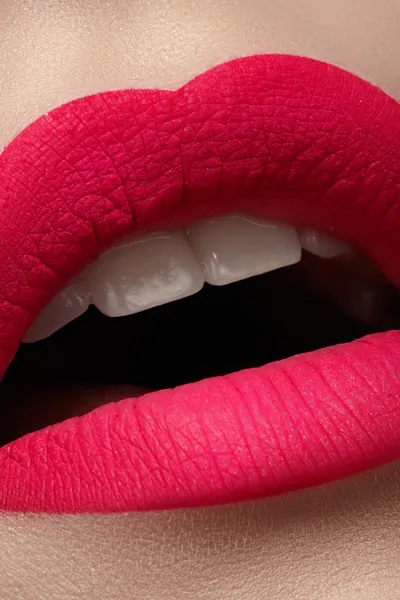 Close-up de lábios de mulher cheia bonita com maquiagem rosa esteira de moda brilhante. Macro tiro com magenta fosco lábio make-up — Fotografia de Stock