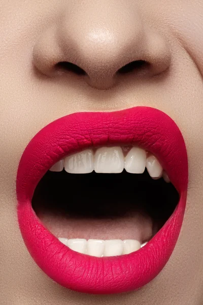 Close-up de lábios de mulher cheia bonita com maquiagem rosa esteira de moda brilhante. Macro tiro com magenta fosco lábio make-up — Fotografia de Stock