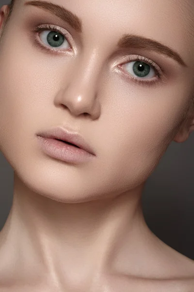 Natürliche Schönheit Nahaufnahme Porträt der schönen jungen Frau Modell Gesicht mit sauberer Haut. Wellness, Hautpflege und natürliches Make-up — Stockfoto